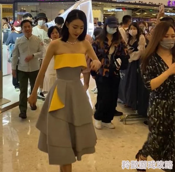 美女大胸被狂捏动态图惊爆！网友热议这组动态图片引发的争议与讨论，背后隐藏的故事让人瞩目不已