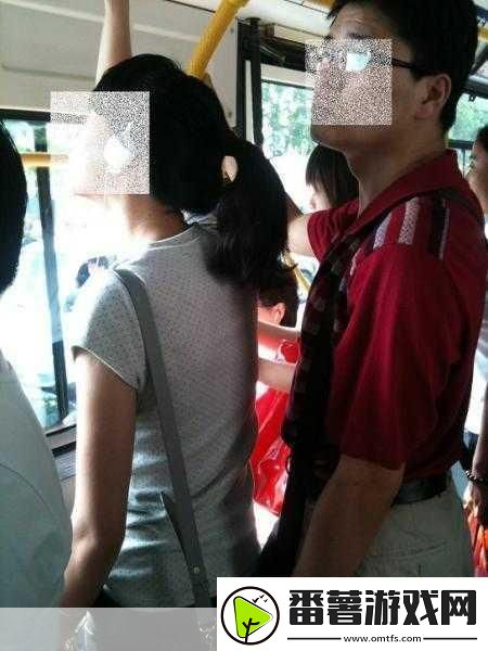 公交车上的咸猪手1.公交车上的咸猪手：亲密接触的尴尬瞬间