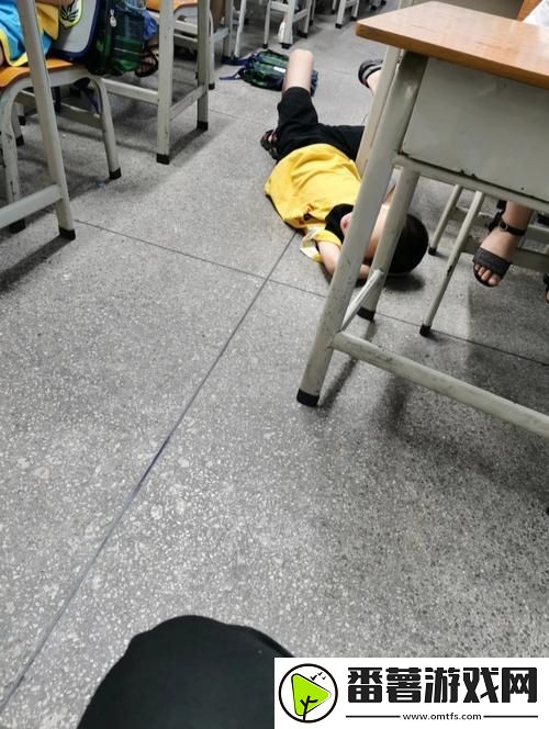 课堂失误：上课没带罩子让他C了一节课的尴尬经历