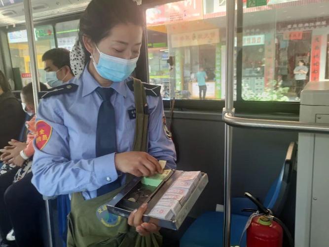 第一章公交车售票员用 b 检票，神秘黑科技引出后续故事