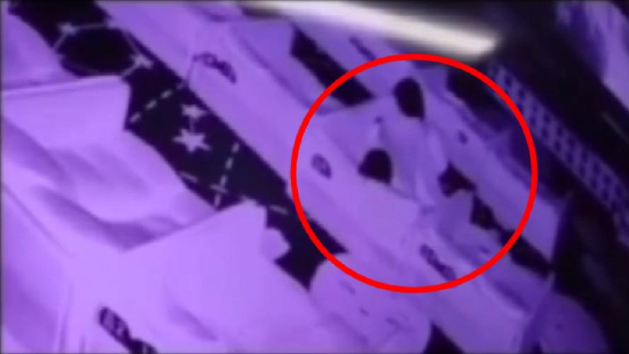 两人打扑克剧烈运动又疼又叫揭秘，网友：这是什么神操作？