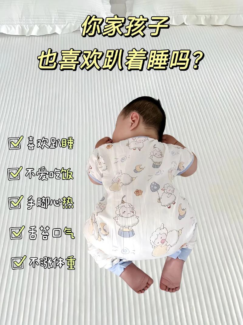 半夜装睡配合孩子趴趴，粉丝表示：这简直是育儿新境界！