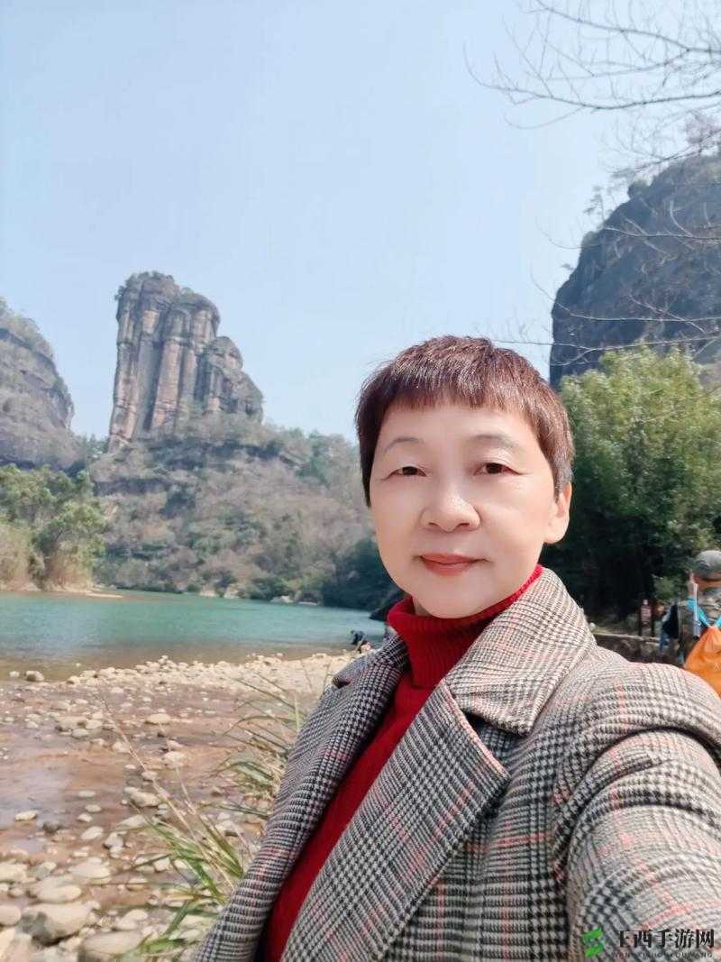 二曲亭亭玉女峰邻水插花像谁用之独特景致引人遐思
