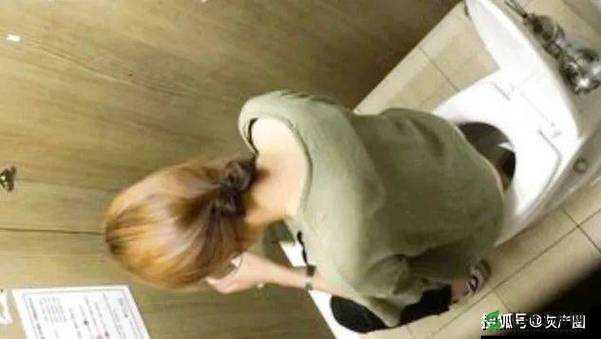 偷窥另类沟厕撤尿 BBW：窥探隐私的不道德行为