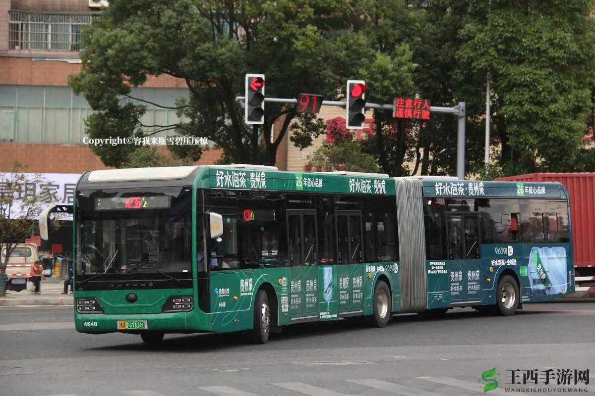 巨型公交车变身为奶牛，穿梭于城市街头