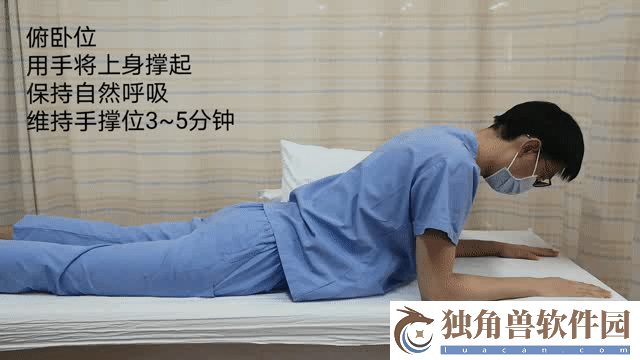 用手撑地-单脚屈膝跳跃：做-AJ-的姿势