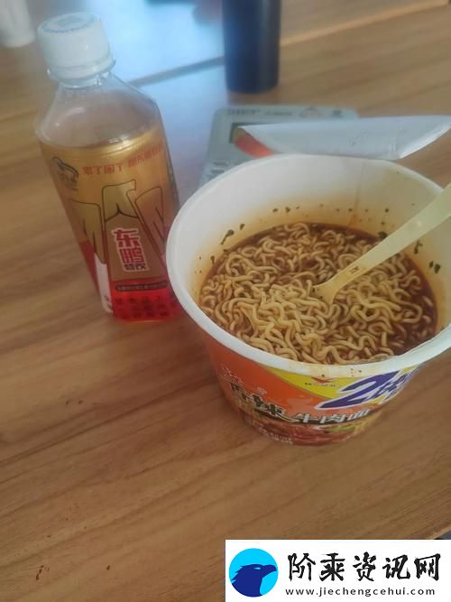 "公共场所泡面大作战：一场不羁的味蕾革命"