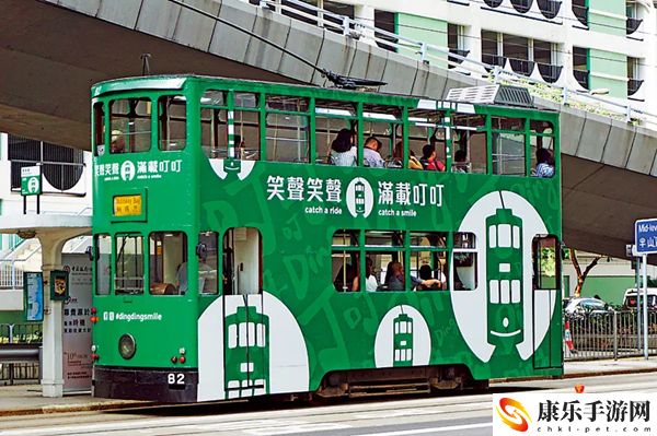 香港街头行驶着一种怀旧的有轨电车，猜一猜它叫什么