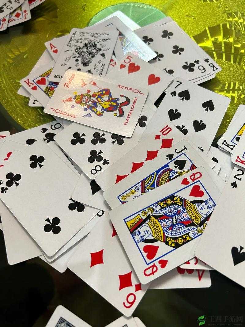 剧烈运动与打扑克交织的别样趣味场景