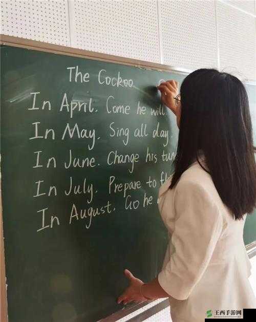 老师一边讲课一边在黑板上写:知识在声音与文字中传递