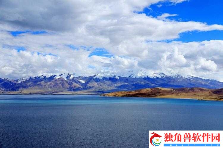 雪峰蓝天：天地间的壮美画卷