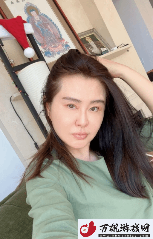 岁月沉淀下的风华依旧：57-岁王祖贤罕现素颜自拍-温馨拜早年引回忆热潮