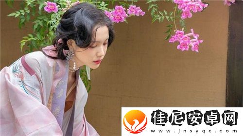 18无套直视频-收到网友追捧：不容忽视的社会现象-应对无底线的网络娱乐