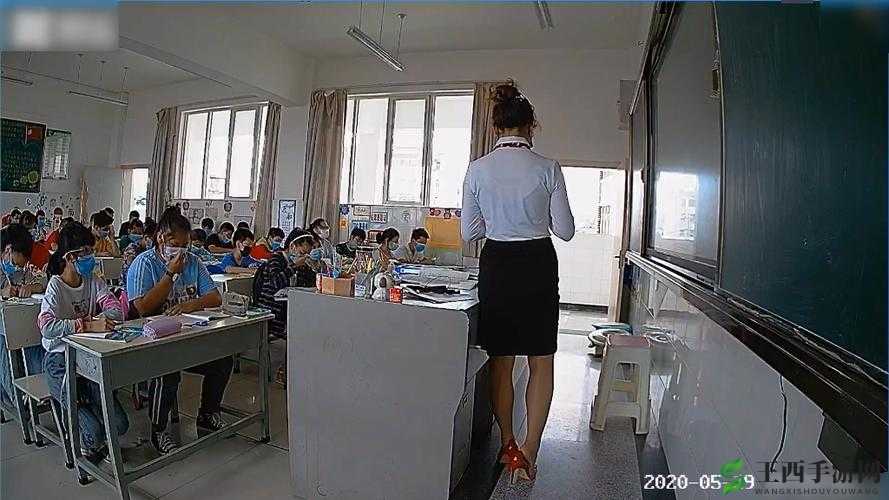 老师上课时竟让我们看如此视频