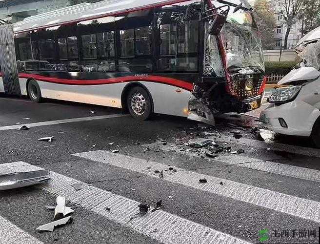 震惊公交车上竟发生这种事: