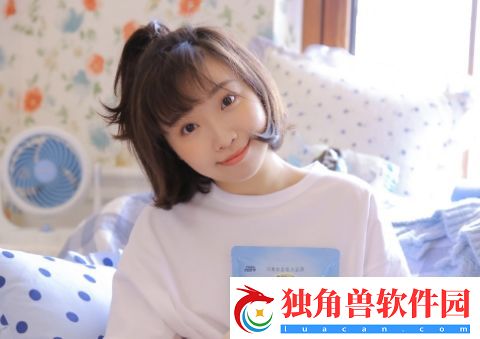 兰姨一只手捂着嘴生怕吵醒了：感人家庭故事揭秘！