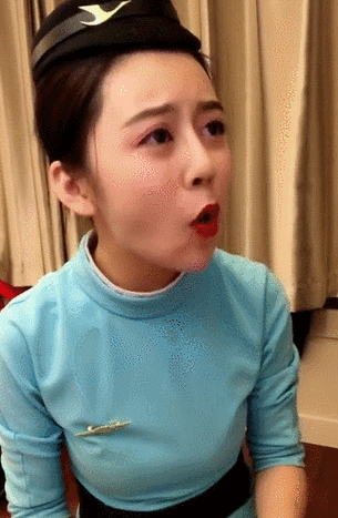 有谁不爱看美女空姐呢？真人 gif747487 动态图