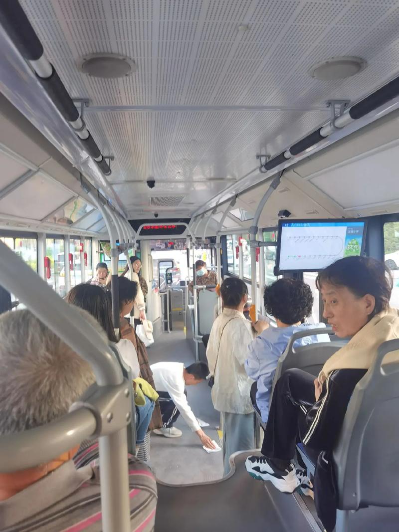 公交车上的欢乐：城市生活的小确幸