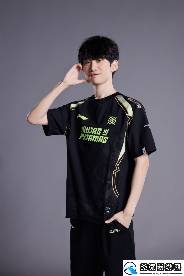 Doinb身着深圳NIP俱乐部队服定妆照