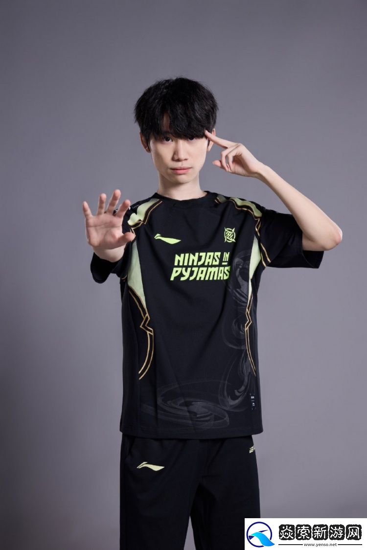 Doinb身着深圳NIP俱乐部队服定妆照