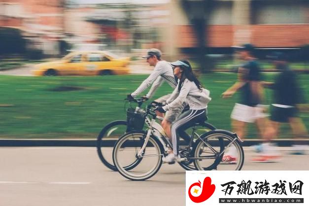 一前一后三人行骑行新风尚上热