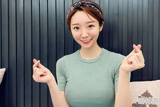 姬小满害羞的掀开自己副乳-友纷纷表示：这样的自信真让人佩服-也有人认为应更注意个人形象