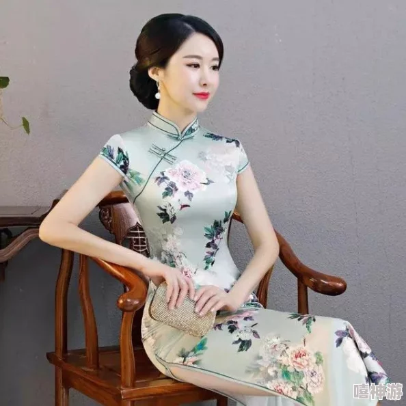 旗袍开襟做双人运动：体验传统服饰与现代健身结合的魅力与挑战-提升运动中的优雅与风格
