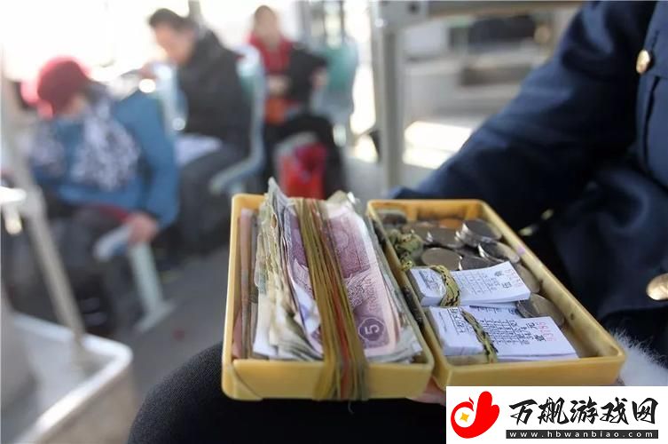 “小镇公交奇遇：售票员下面量尺寸-网友直呼‘辣眼睛’！”