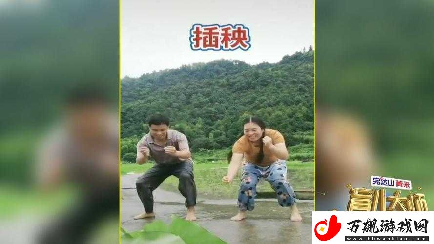 情侣携手插秧-田间爱意浓浓