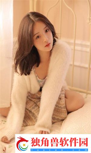 宝宝扶着水池乖乖让爸爸洗头：为整个家庭带来了欢乐和幸福！