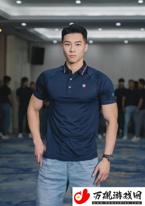 他的腰身缓慢的下沉