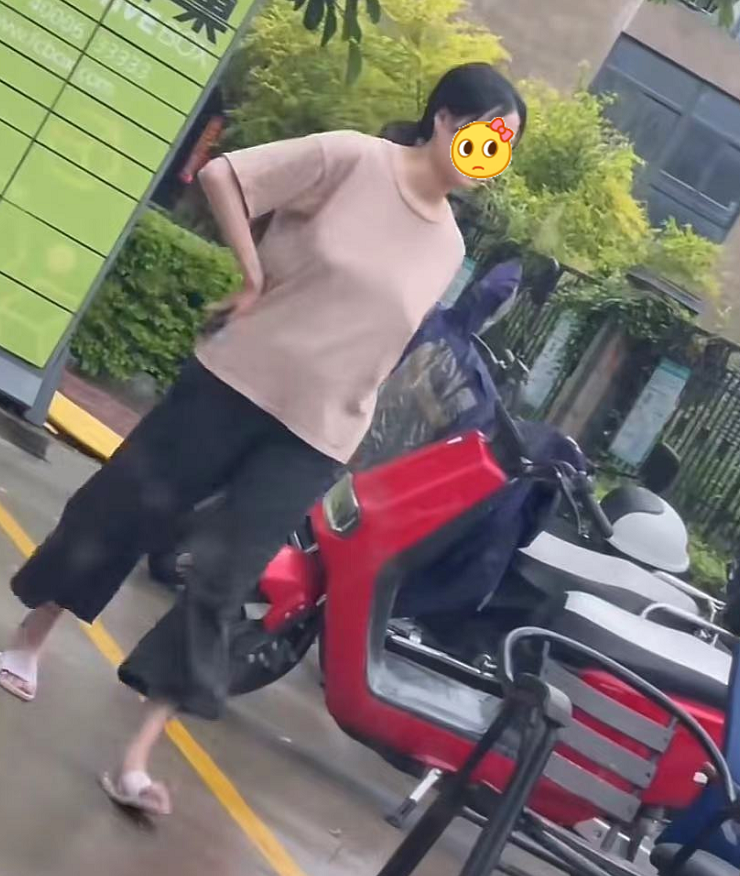 悬疑事件引发热议：真空下楼取快递被C嗯啊