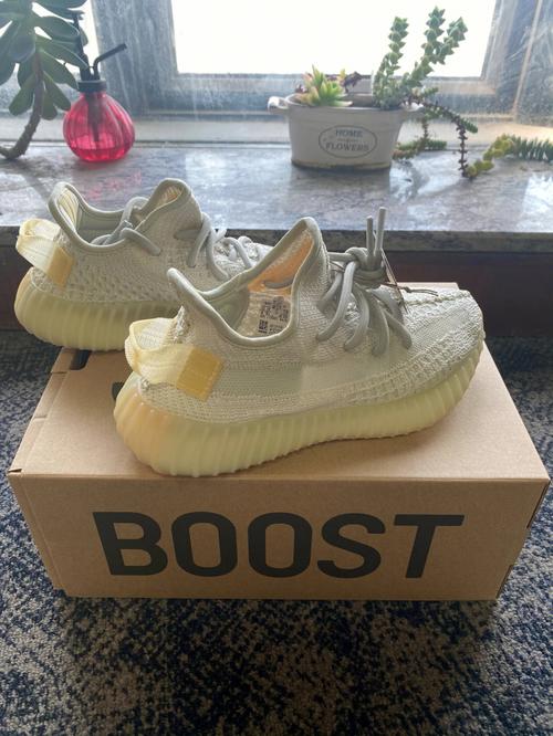 Yeezy水蜜桃V2，用户评论：流行与舒适的完美结合